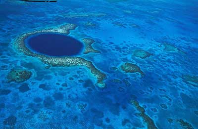 Vista aérea de un hoyo azul